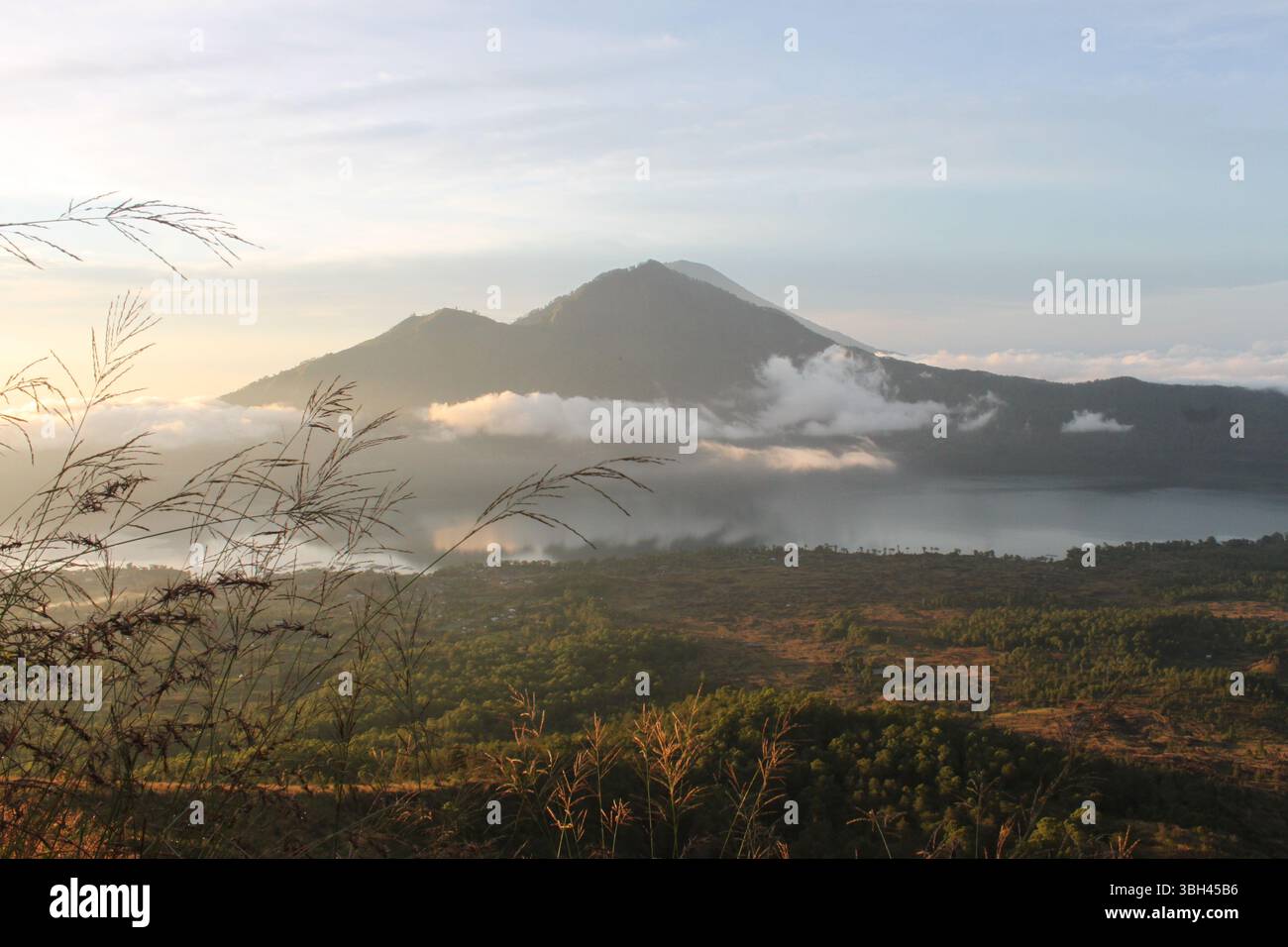 Volcan Mont Batur au lever du soleil avec brume sur le lac Batur, Bali, Indonésie Banque D'Images