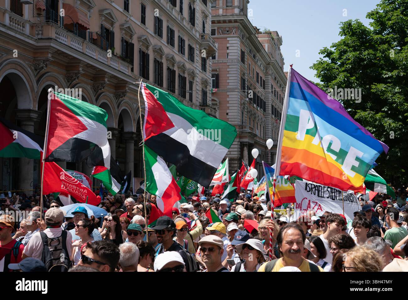 ROME, ITALIE - 7 juin 2025 : manifestation pro-Palestine sur la Piazza Vittorio Emanuele II à Rome Banque D'Images