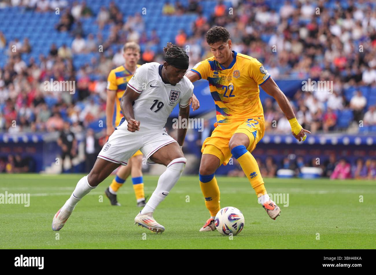 L'anglaise Noni Madueke (à gauche) et l'andorran Ian Olivera se battent pour le ballon lors des qualifications de la Coupe du monde au stade RCDE de Barcelone, en Espagne. Date de la photo : samedi 7 juin 2025. Banque D'Images
