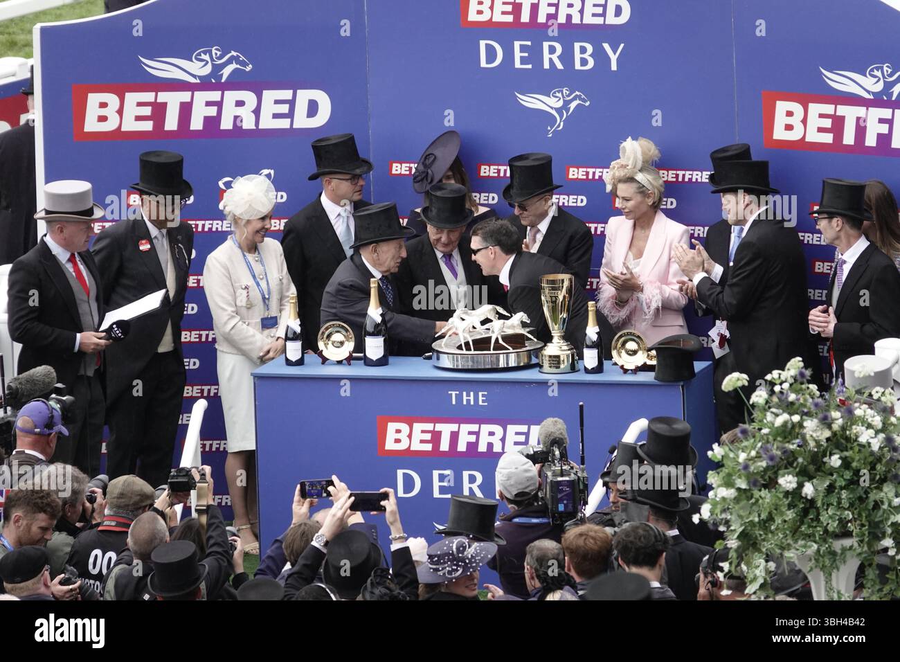 Epsom Downs Racecourse, Epsom, Surrey, Royaume-Uni. 7 juin 2025. La présentation par Fred Done propriétaire du groupe de Paris Betfred aux gagnants et propriétaires - et ici à l'entraîneur Aiden OÕBrien, après Lambourn a pris les 18 autres chevaux à part avec une grande victoire - le 'Betfred Derby' (en l'honneur de son Altesse Aga Khan IV ) - course du Groupe 1. Crédit : Motofoto/Alamy Live News Banque D'Images