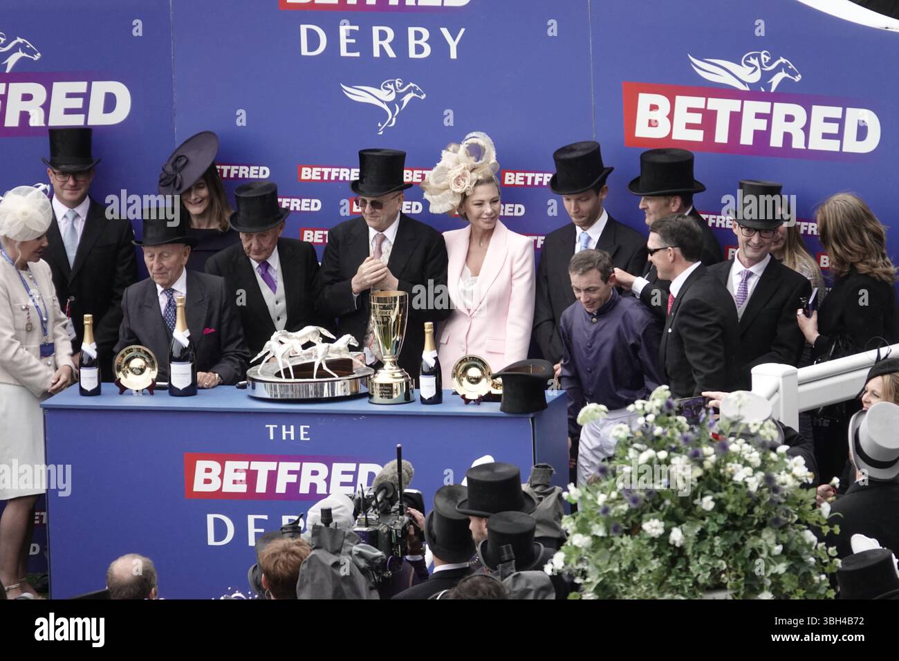 Epsom Downs Racecourse, Epsom, Surrey, Royaume-Uni. 7 juin 2025. La présentation par Fred Done propriétaire du groupe de Paris Betfred aux gagnants et propriétaires - et ici au jockey Wayne Lordan, après Lambourn a pris les 18 autres chevaux à part avec une grande victoire - le 'Betfred Derby' (en l'honneur de son Altesse Aga Khan IV ) - course du Groupe 1. Crédit : Motofoto/Alamy Live News Banque D'Images
