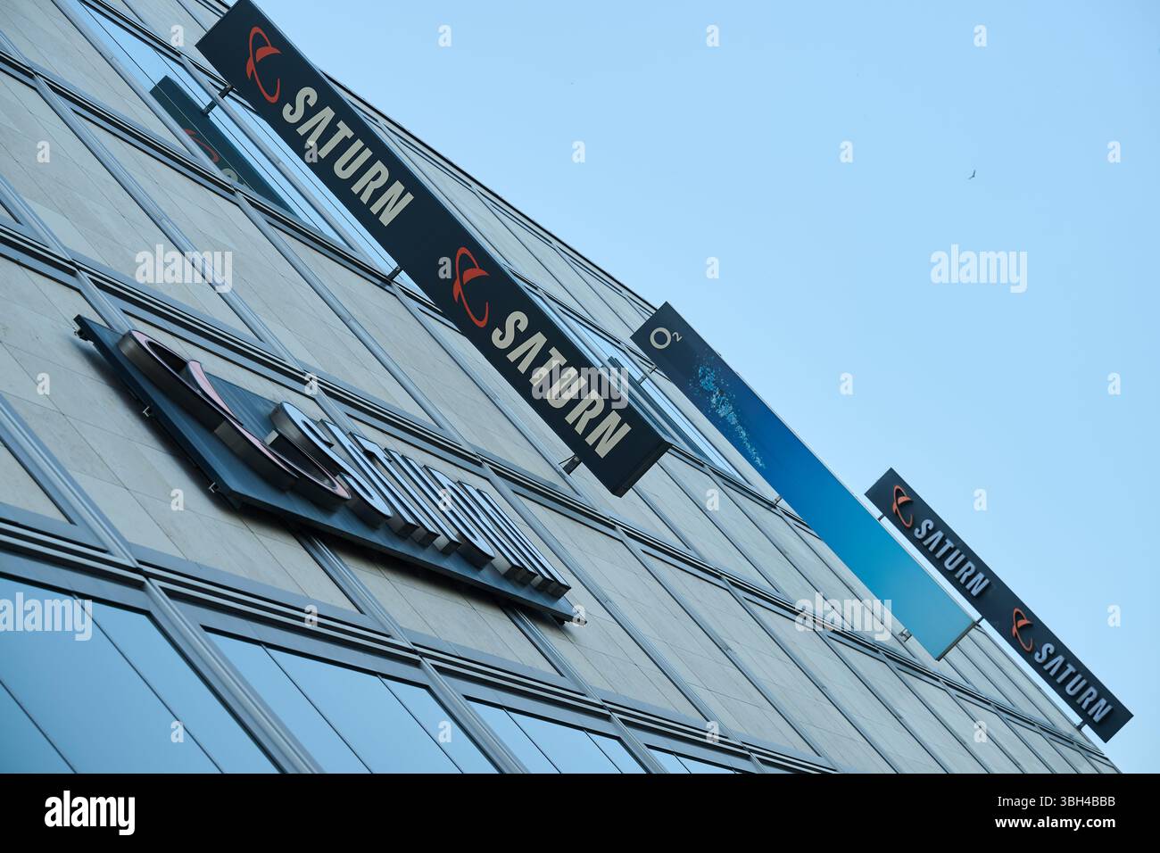 Berlin, Allemagne. 07 juin 2025. Le logo Saturn est écrit en gros caractères sur le magasin de l'Alexanderplatz. L’Institut ifo publie ses prévisions économiques pour l’été 2025 le 12 juin 2025. Crédit : Annette Riedl/dpa/Alamy Live News Banque D'Images
