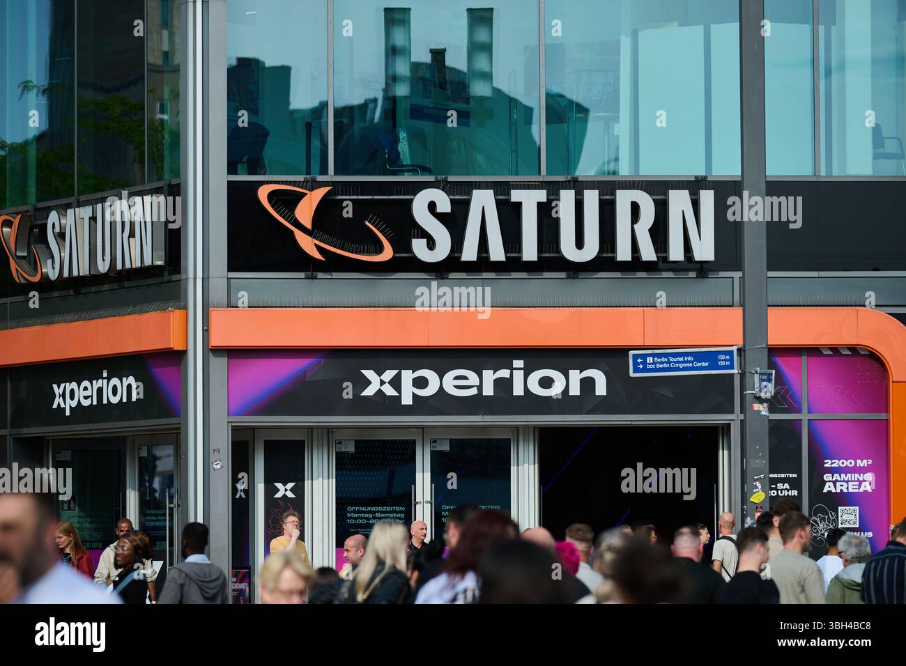 Berlin, Allemagne. 07 juin 2025. Le logo Saturn est écrit en gros caractères sur le magasin de l'Alexanderplatz. L’Institut ifo publie ses prévisions économiques pour l’été 2025 le 12 juin 2025. Crédit : Annette Riedl/dpa/Alamy Live News Banque D'Images