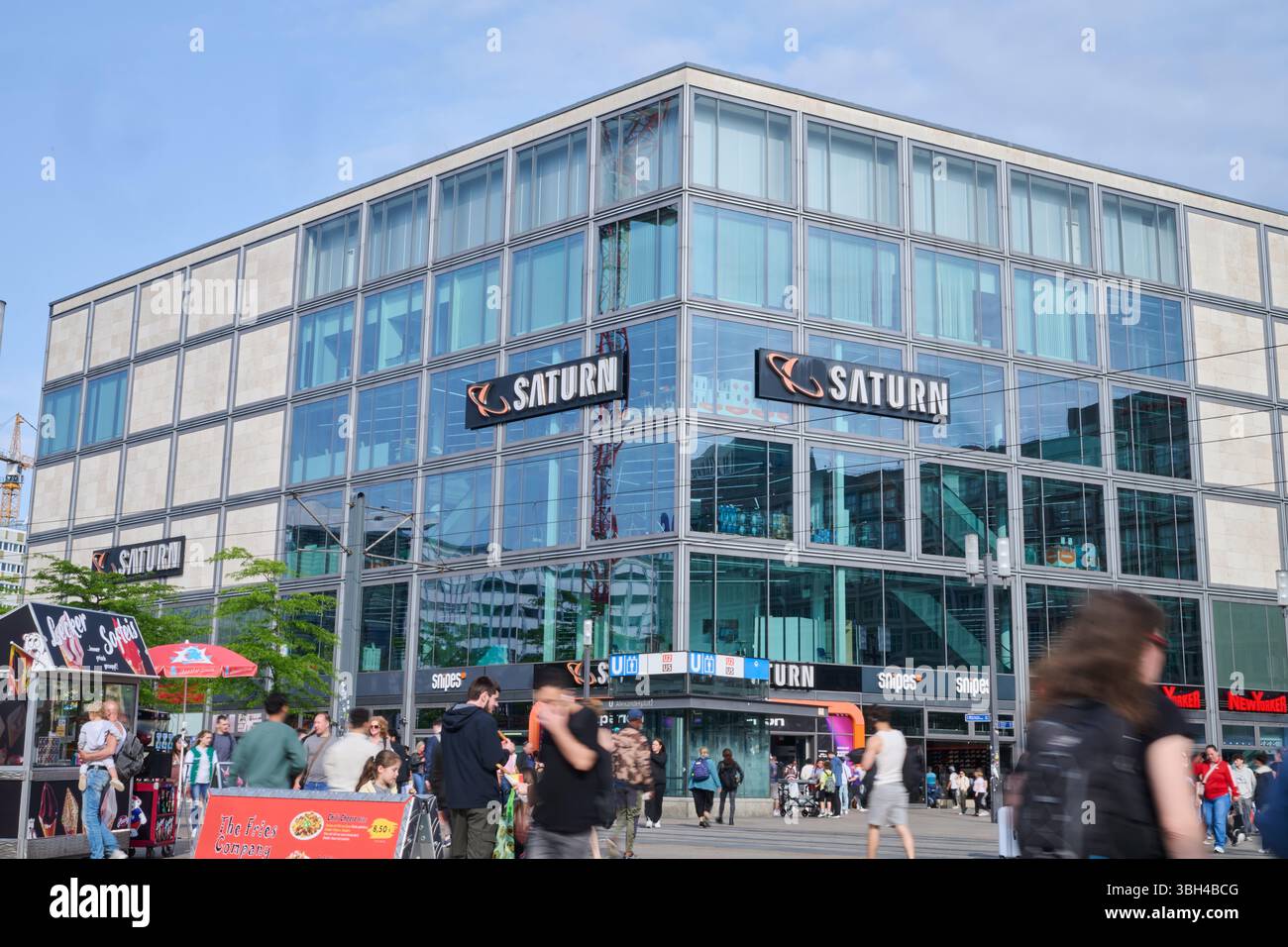 Berlin, Allemagne. 07 juin 2025. Le logo Saturn est écrit en gros caractères sur le magasin de l'Alexanderplatz. L’Institut ifo publie ses prévisions économiques pour l’été 2025 le 12 juin 2025. Crédit : Annette Riedl/dpa/Alamy Live News Banque D'Images