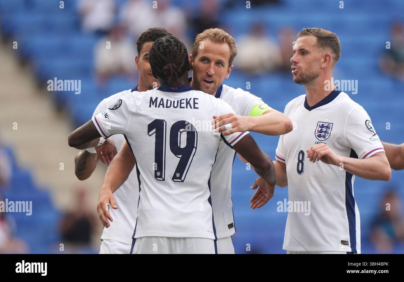 L'Anglais Harry Kane célèbre avec son coéquipier Noni Madueke après avoir marqué le premier but de son équipe lors des qualifications pour la Coupe du monde au stade RCDE de Barcelone, en Espagne. Date de la photo : samedi 7 juin 2025. Banque D'Images