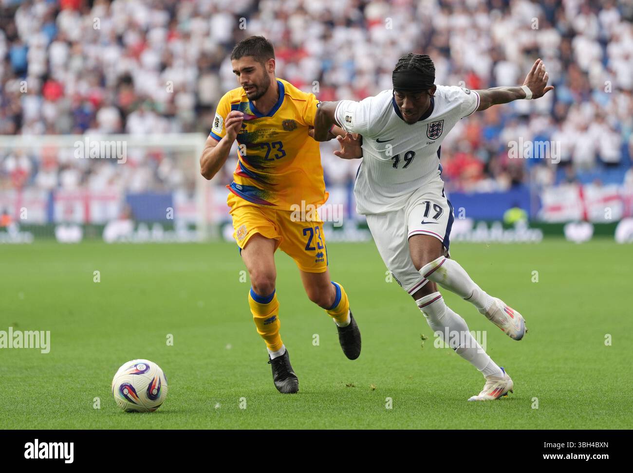 L'Andorre Biel Borra (à gauche) et l'Angleterre Noni Madueke se battent pour le ballon lors de la qualification de la Coupe du monde au stade RCDE de Barcelone, en Espagne. Date de la photo : samedi 7 juin 2025. Banque D'Images