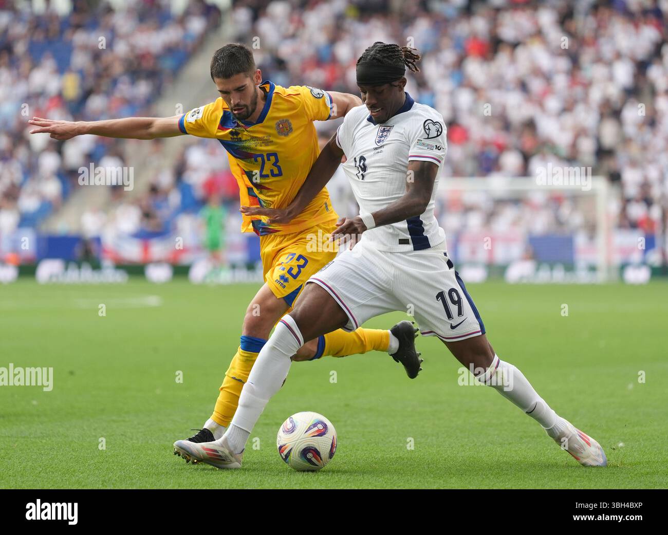 L'Andorre Biel Borra (à gauche) et l'Angleterre Noni Madueke se battent pour le ballon lors de la qualification de la Coupe du monde au stade RCDE de Barcelone, en Espagne. Date de la photo : samedi 7 juin 2025. Banque D'Images