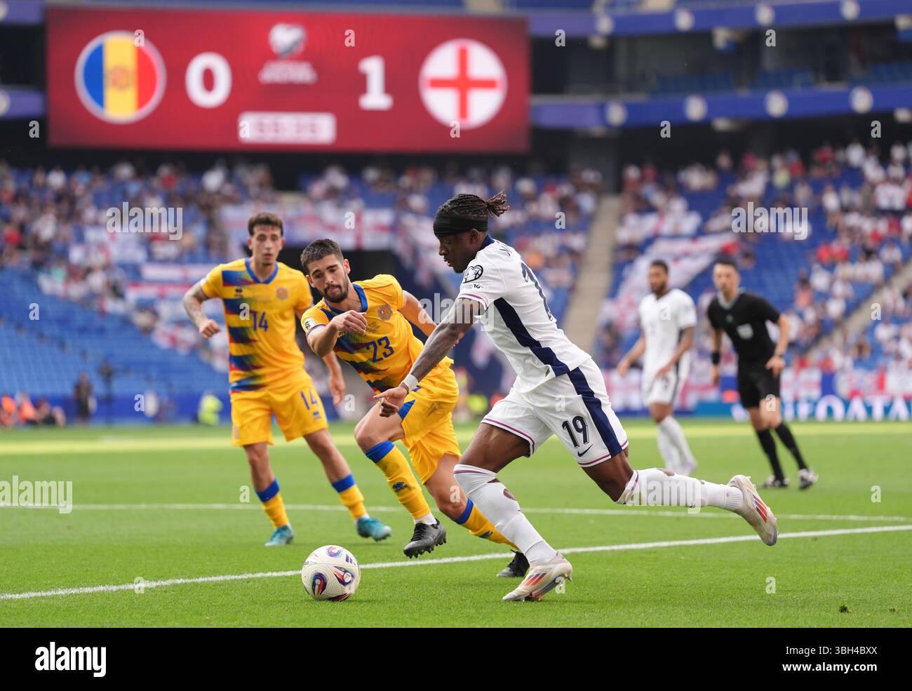 L'anglaise Noni Madueke (à droite) affronte l'Andorre Biel Borra lors de la qualification de la Coupe du monde au stade RCDE de Barcelone, en Espagne. Date de la photo : samedi 7 juin 2025. Banque D'Images