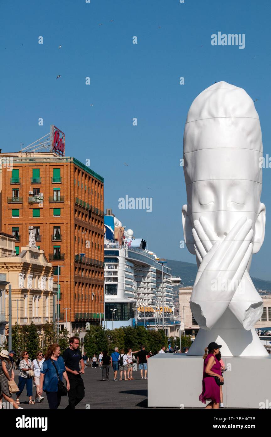 L'oeuvre Silent Hortense de l'artiste Jaume Plensa pour l'art contemporain à Naples Banque D'Images