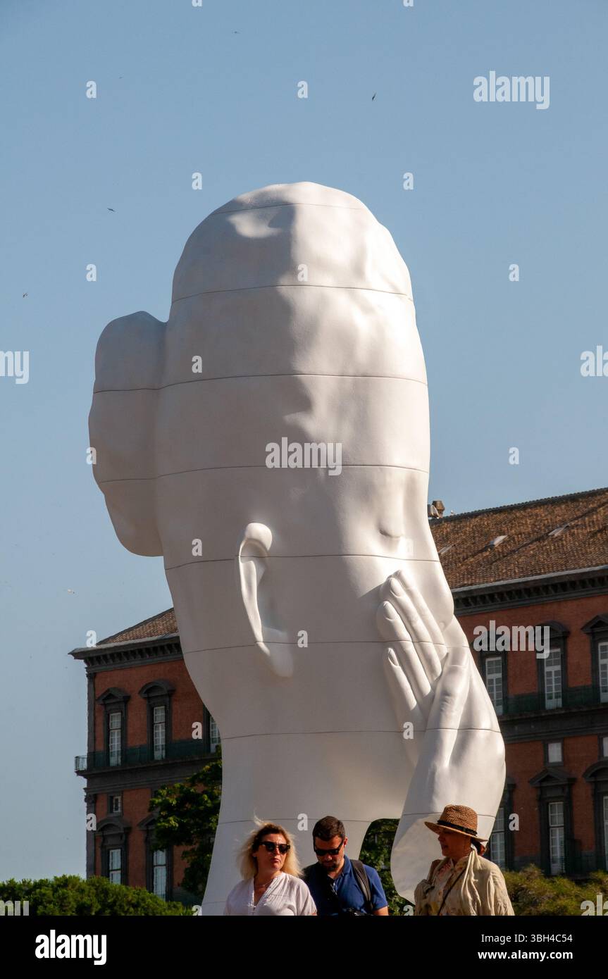 L'oeuvre Silent Hortense de l'artiste Jaume Plensa pour l'art contemporain à Naples Banque D'Images