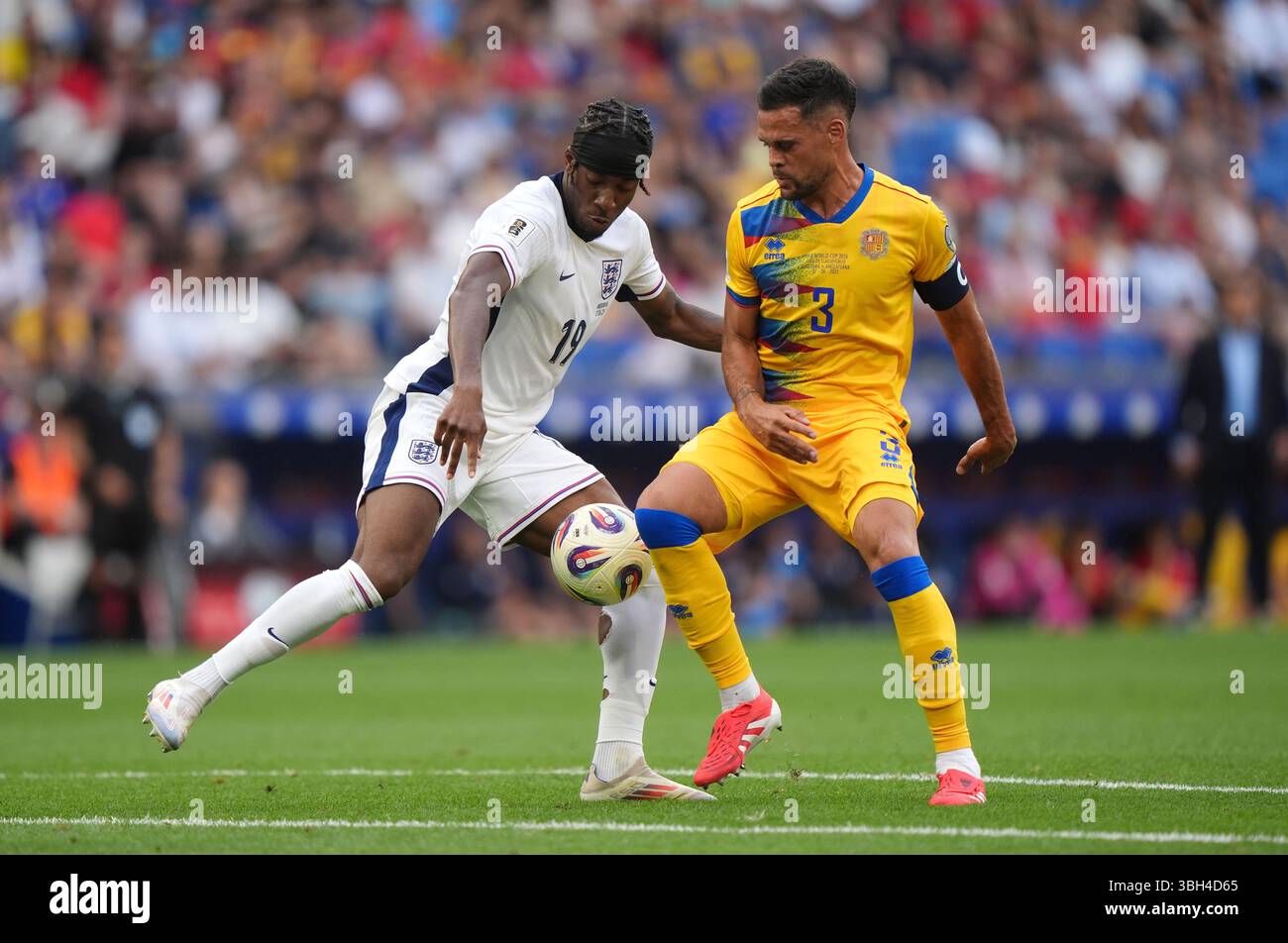 L'anglaise Noni Madueke (à gauche) et l'andorran Eric Vales s'affrontent pour le ballon lors de la qualification pour la Coupe du monde au stade RCDE de Barcelone, en Espagne. Date de la photo : samedi 7 juin 2025. Banque D'Images