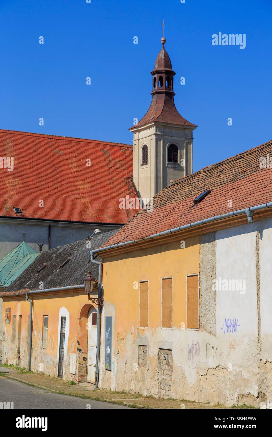 Rue avec église, Mikulov, République tchèque Banque D'Images