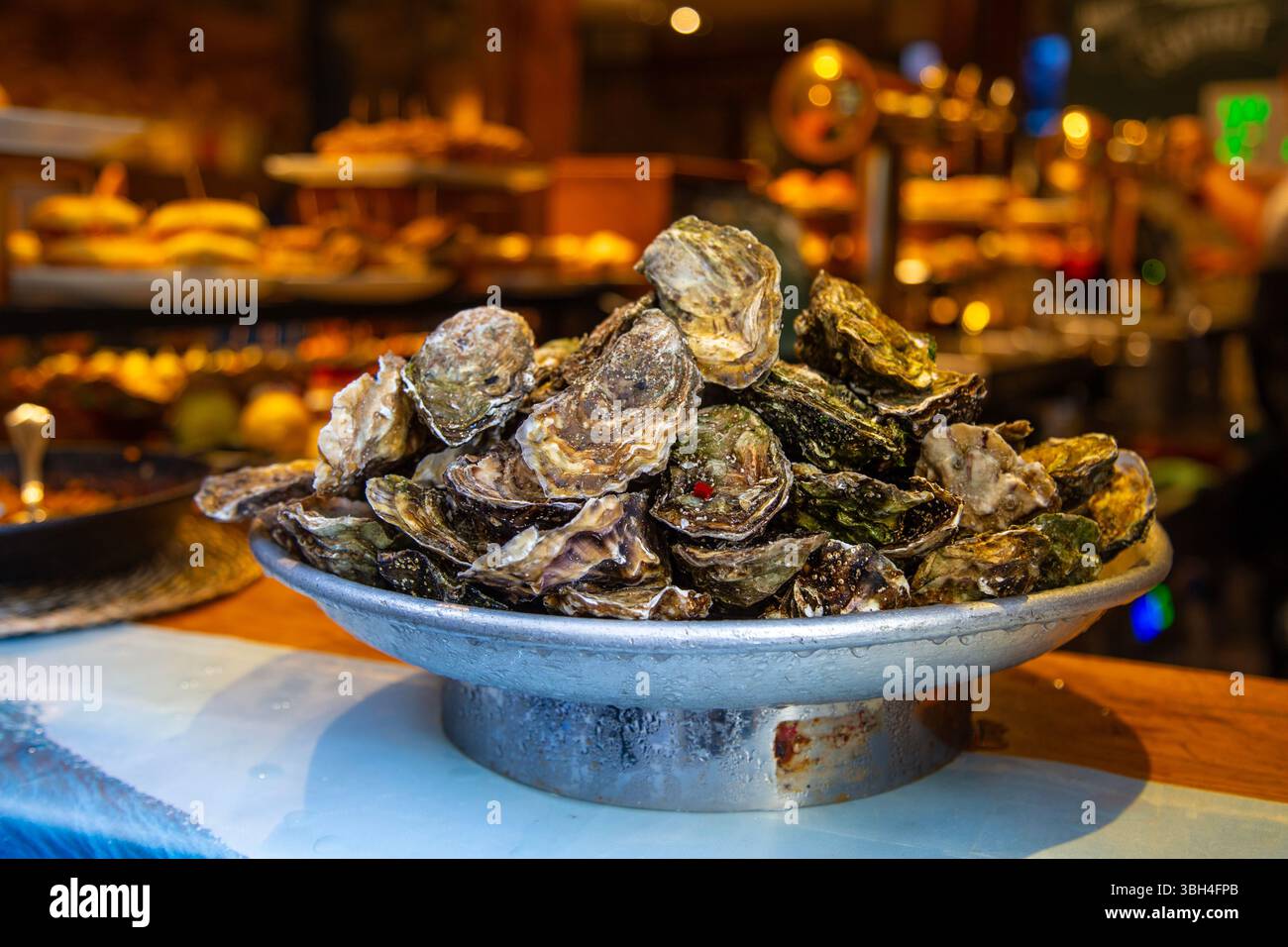 Huîtres fraîches au bar à tapas Mesón Portaletas, Saint-Sébastien, Espagne Banque D'Images
