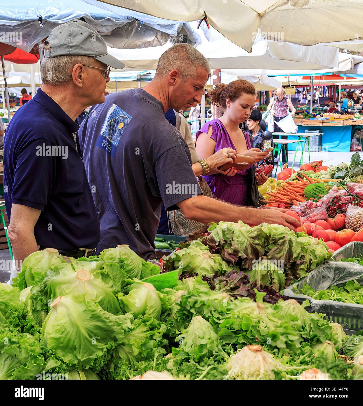 Acheter des légumes au marché du dimanche, Ljubjana, Slovénie Banque D'Images