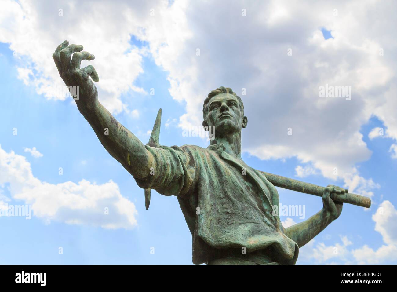 Statue d'un ouvrier avec pioche de l'ère soviétique de la Yougoslavie, maintenant effacé du domaine de Brdo, Slovénie Banque D'Images