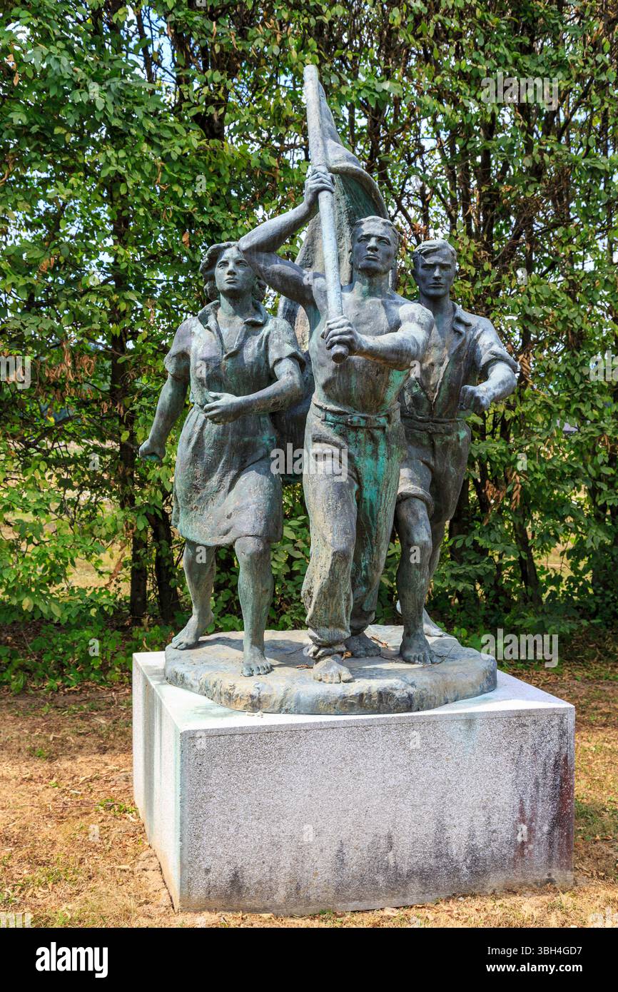 Statue d'hommes et de femmes portant le drapeau de l'ère soviétique de la Yougoslavie, maintenant effacé du domaine de Brdo, Slovénie Banque D'Images