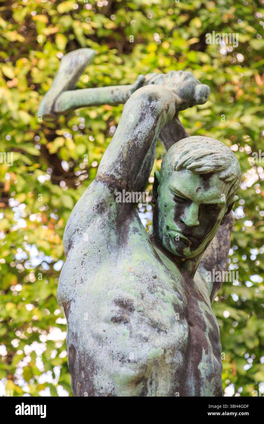 Statue d'un forestier de l'ère soviétique de Yougoslavie, maintenant effacé du domaine de Brdo, Slovénie Banque D'Images