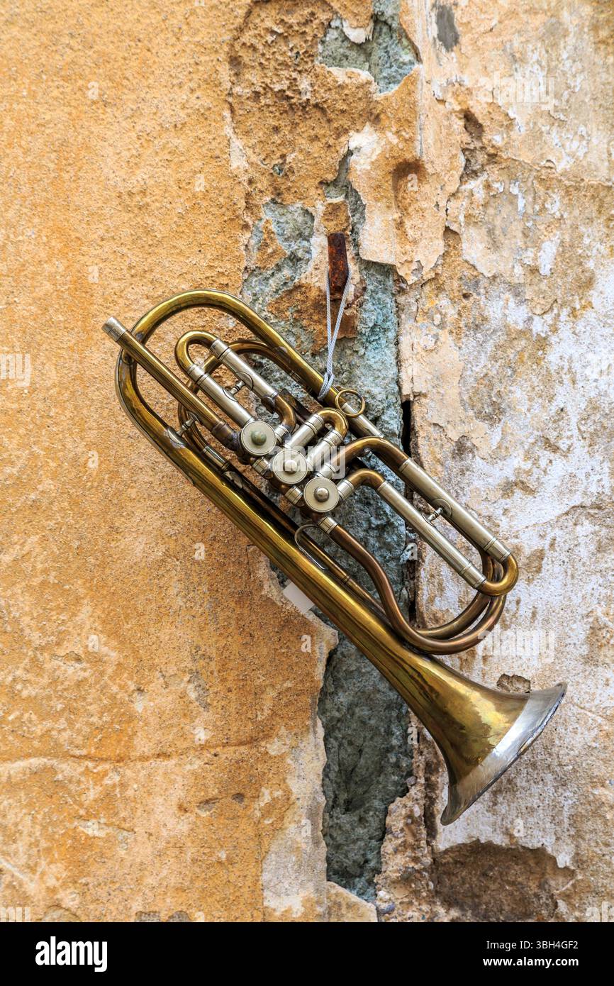 Vieux instruments de musique accrochés à un mur dans la vieille ville, Radovljica, Slovénie Banque D'Images