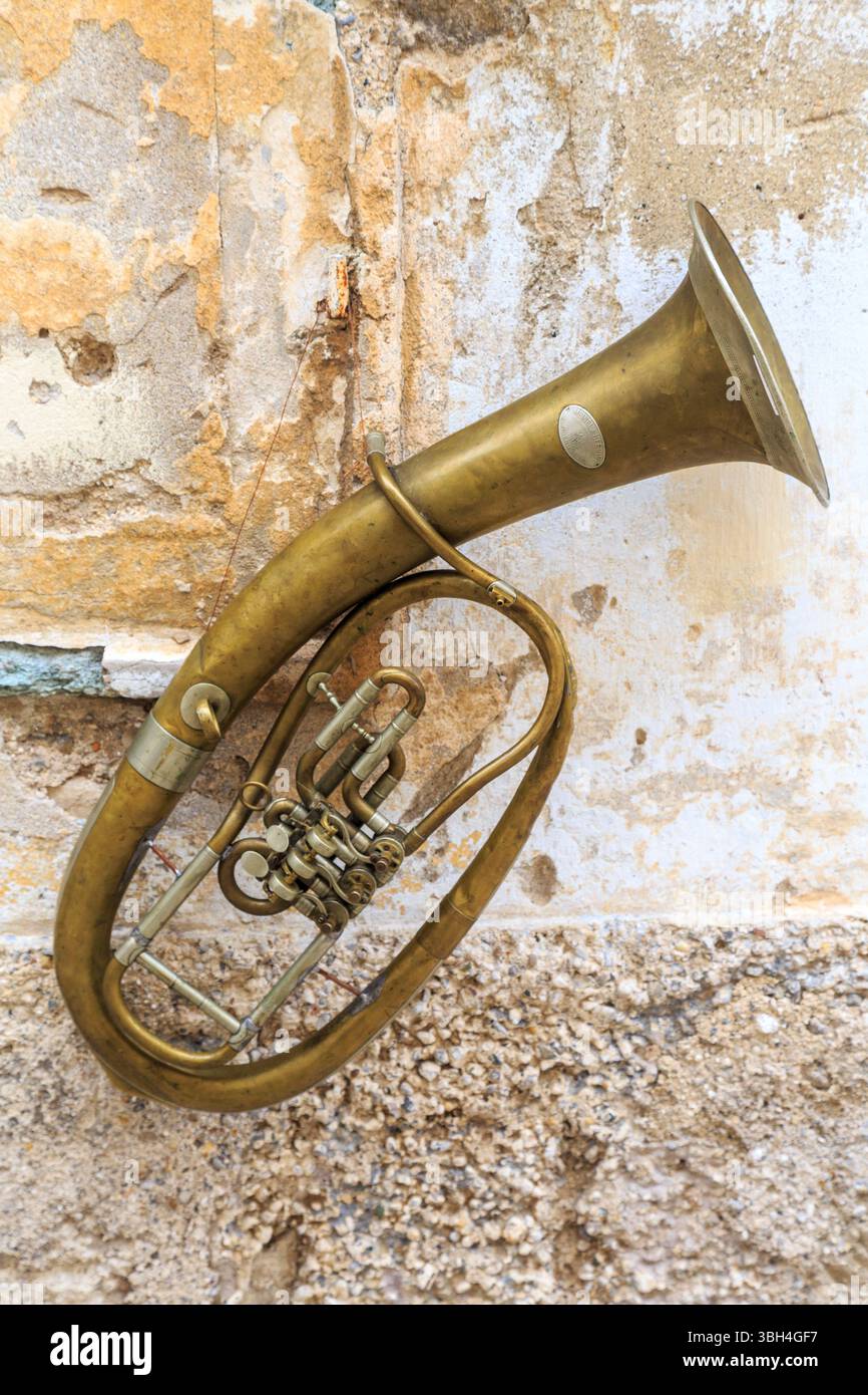 Vieux instruments de musique accrochés à un mur dans la vieille ville, Radovljica, Slovénie Banque D'Images