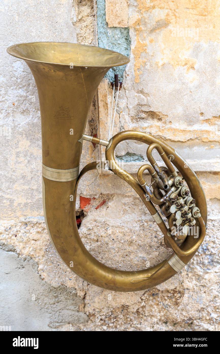 Vieux instruments de musique accrochés à un mur dans la vieille ville, Radovljica, Slovénie Banque D'Images