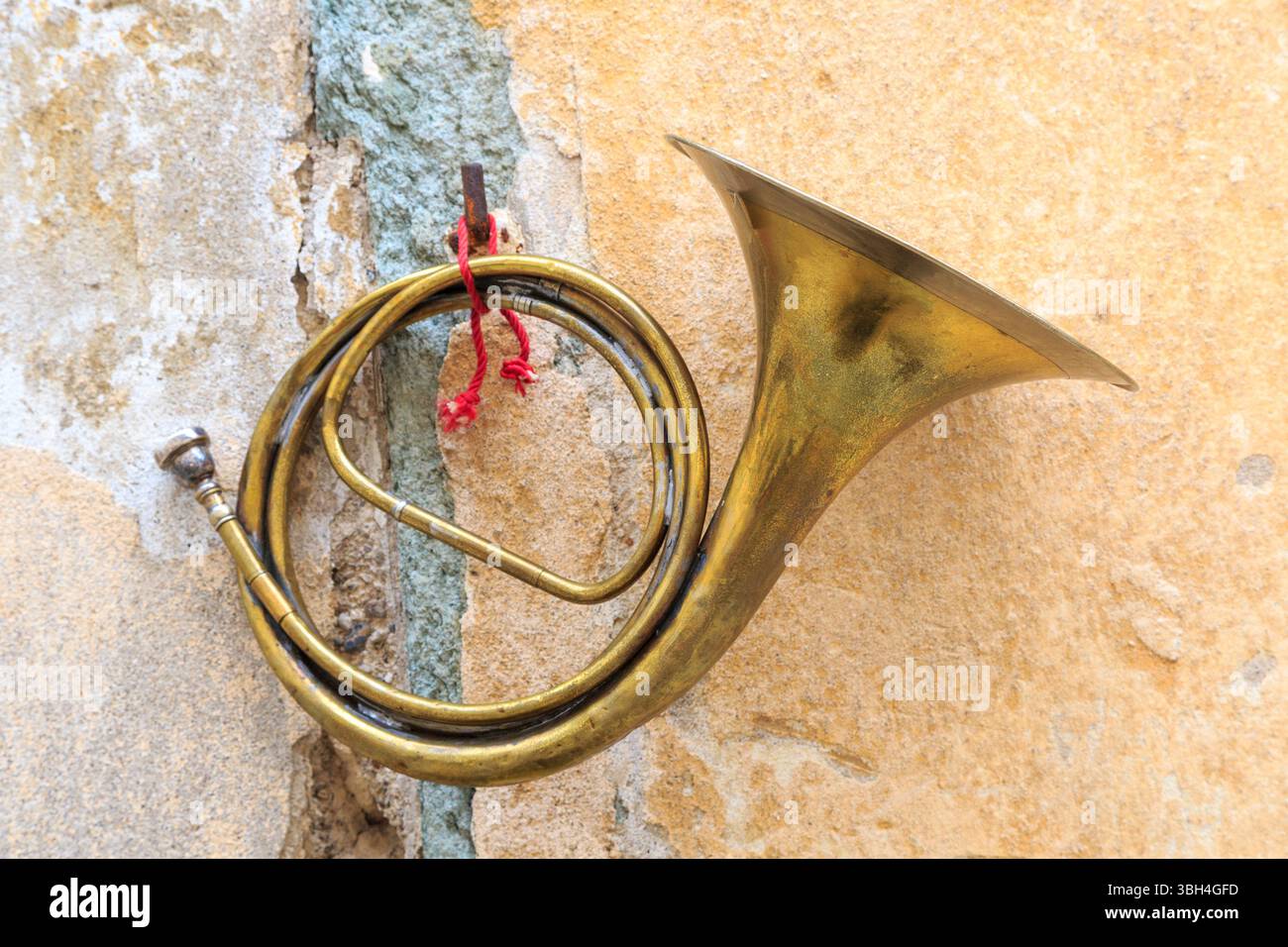 Vieux instruments de musique accrochés à un mur dans la vieille ville, Radovljica, Slovénie Banque D'Images