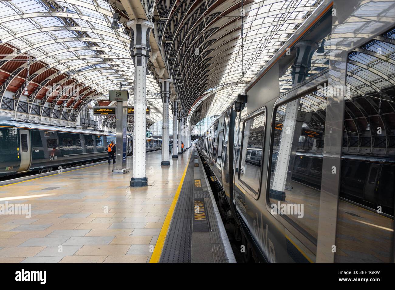 Trains en attente au quai de la gare de Paddington, Londres, Angleterre Banque D'Images