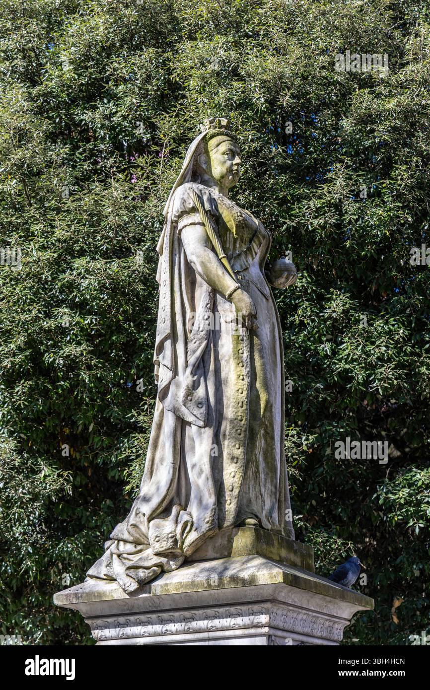 Statue en pierre de la reine Victoria tenant orbe et sceptre par George Blackall Simonds sur la place de l'hôtel de ville, Reading, Berkshire, Angleterre Banque D'Images