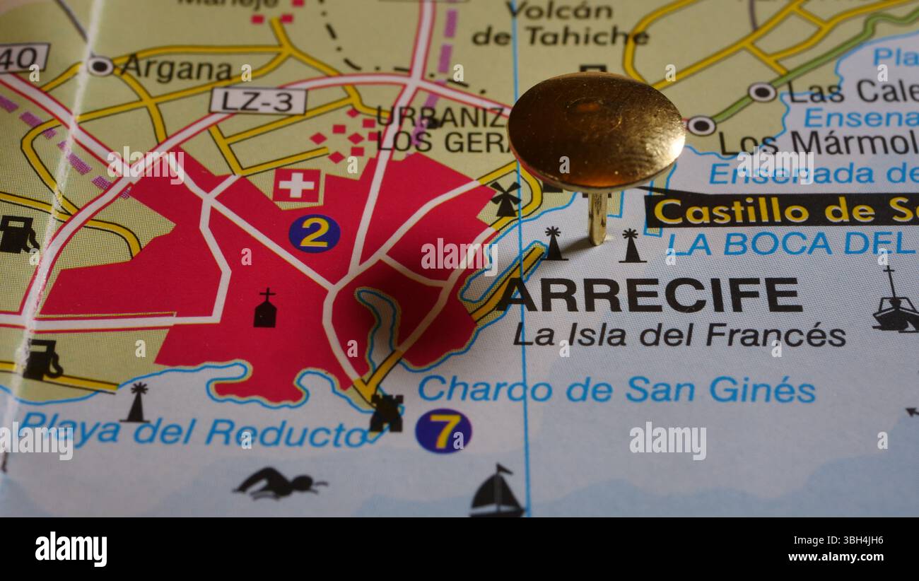 Arrecife marqué d'une épingle dorée sur une carte de Lanzarote Banque D'Images