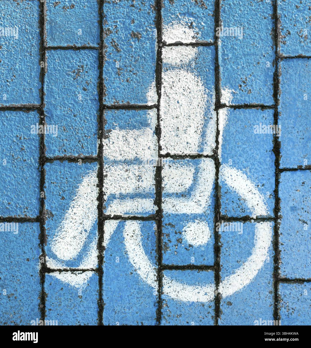 Symbole international pour personnes handicapées (fauteuil roulant) ou pour personnes handicapées. Panneau de stationnement pour handicapés sur le sol. Symbole fauteuil roulant. Parking blanc et bleu l Banque D'Images