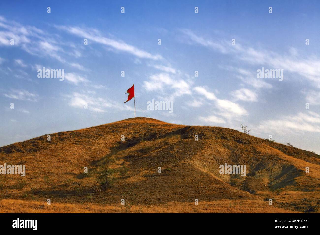Drapeau communiste rouge sur la montagne. En Inde est beaucoup de communistes Banque D'Images