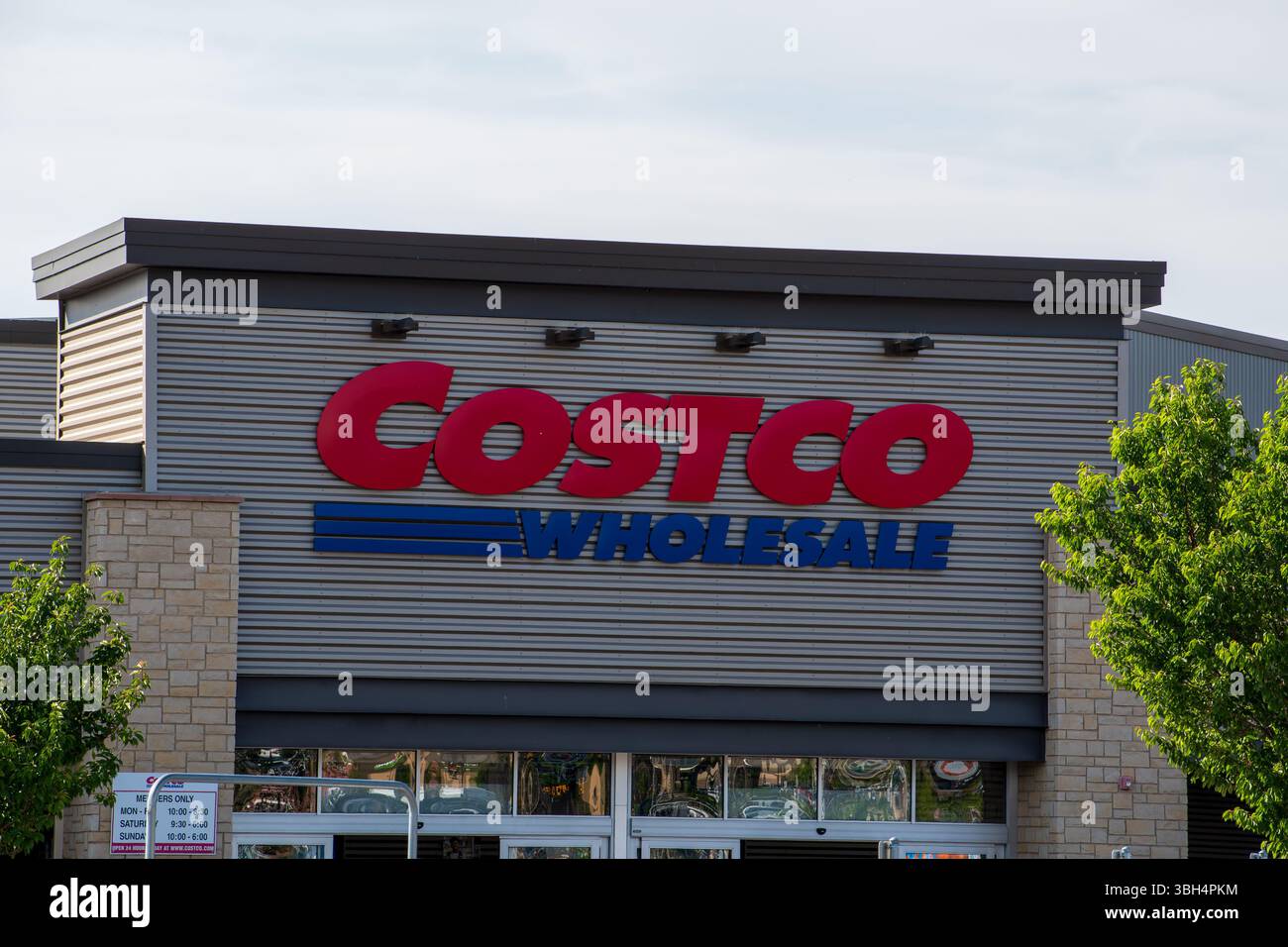 SPANISH FORK, UT – 8 JUIN 2025 : extérieur de Costco Wholesale avec logo de marque. Fondée en 1983, Costco est une chaîne d'entrepôts de détail de premier plan aux États-Unis. Banque D'Images