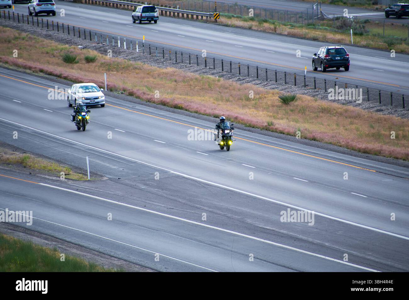 Santaquin, Utah – 8 juin 2025 : plusieurs véhicules circulent le long de l'Interstate 15 pendant la journée, vue d'en haut, mettant en évidence la fluidité de la circulation et l'autoroute. Banque D'Images