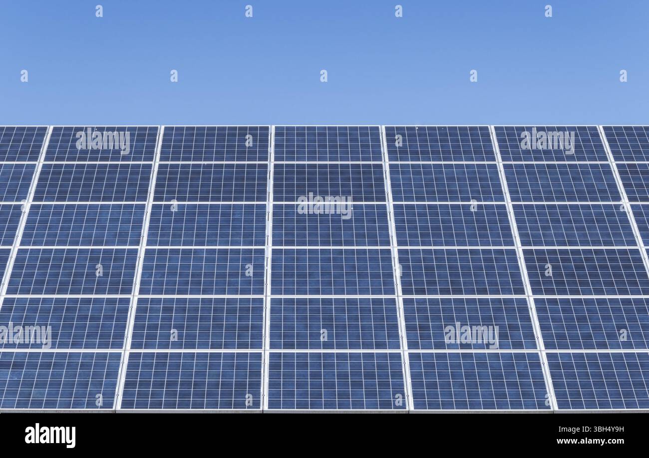 Cellule solaire pour l'énergie propre avec un fond de ciel bleu. Espace pour le texte Banque D'Images Cellule solaire pour l'énergie propre avec un fond de ciel bleu. Espace pour le texte Banque D'Images