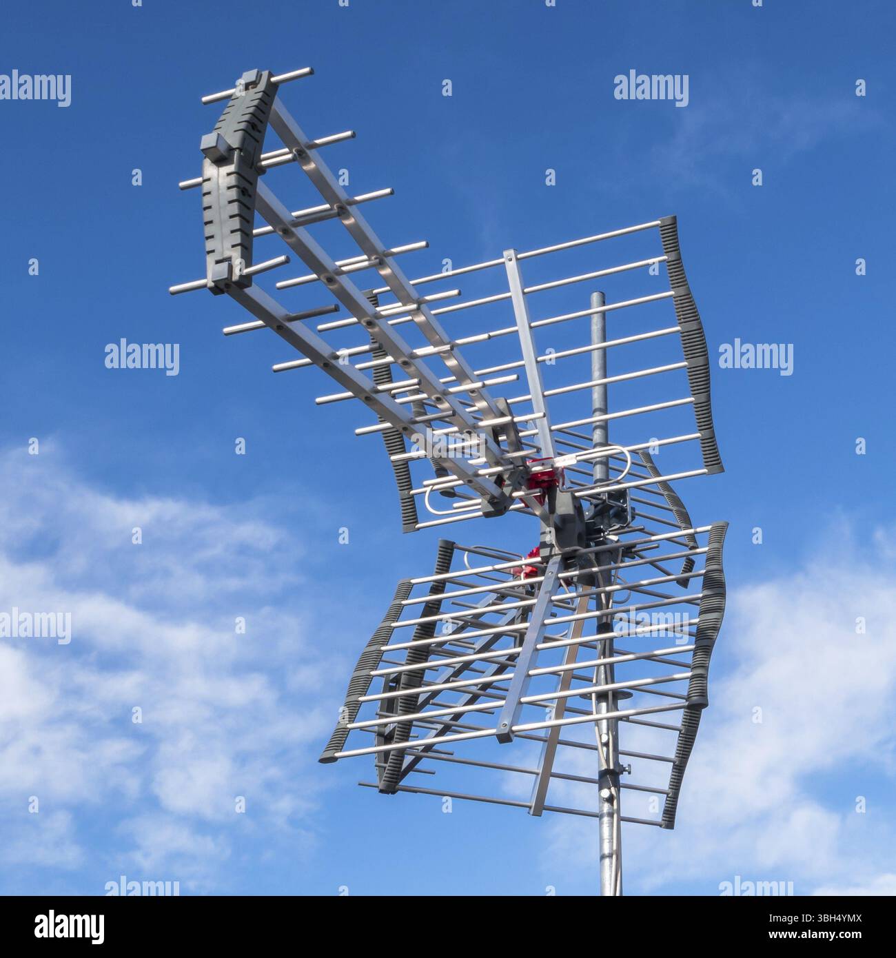 Antenne directionnelle pour la réception de la télévision numérique DVB-T et DVB-T2 contre un ciel bleu Banque D'Images