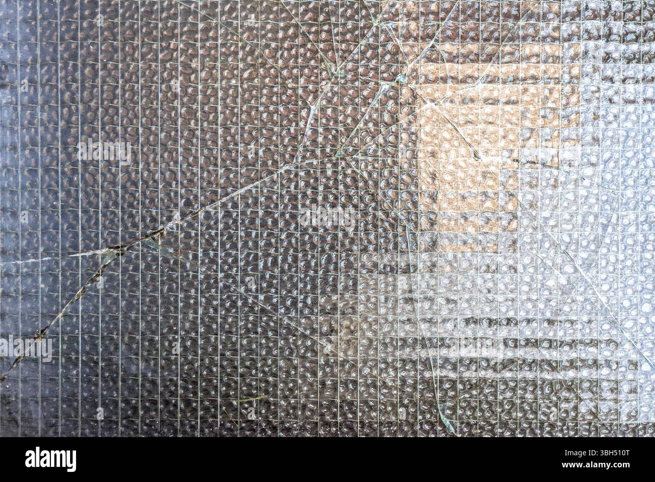 Fissures dans le verre. Arrière-plan d'une fenêtre fissurée Banque D'Images