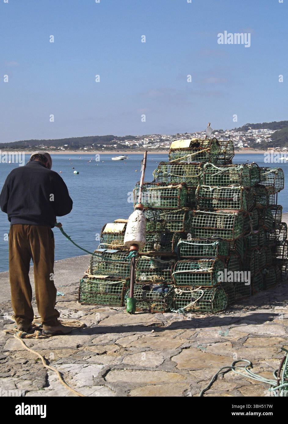 Une tâche importante devant la pêche est de vérifier le matériel de travail sur le quai Banque D'Images