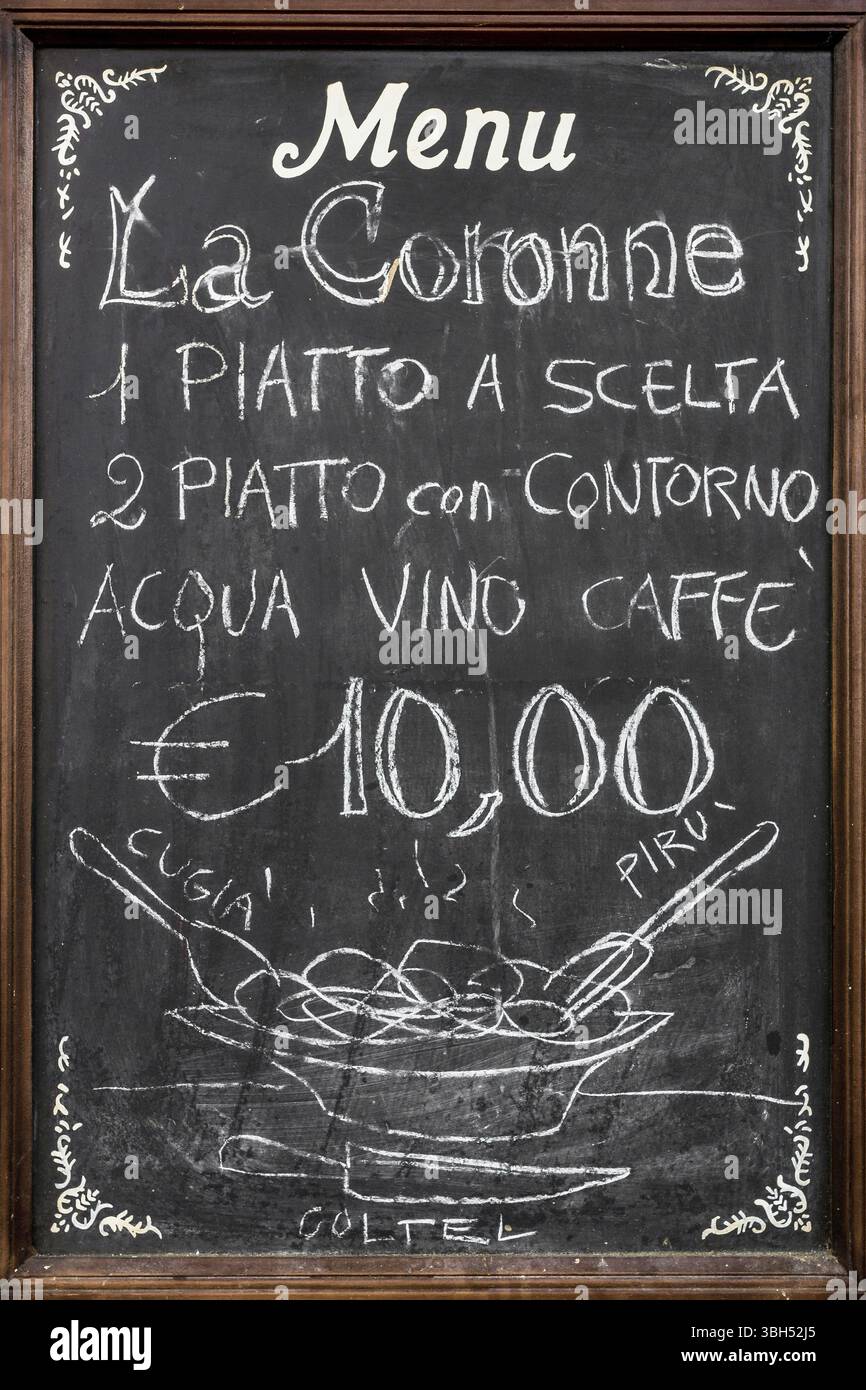 Un tableau noir utilisé comme menu, dans un restaurant italien Banque D'Images Un tableau noir utilisé comme menu, dans un restaurant italien Banque D'Images