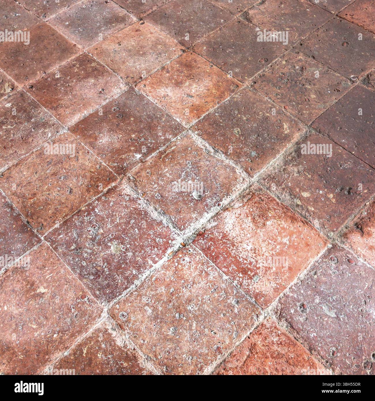 Plancher rustique avec tuiles anciennes à l'intérieur d'une maison de campagne italienne Banque D'Images
