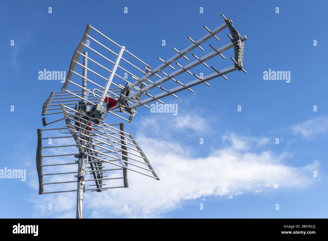 Antenne directionnelle pour la réception de la télévision numérique DVB-T et DVB-T2 contre un ciel bleu Banque D'Images