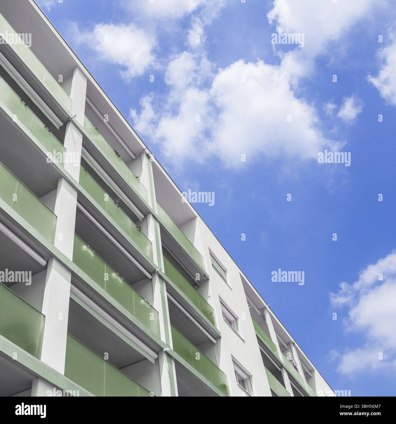 Façade d'un immeuble d'appartements moderne. Appartement moderne construit sur une journée ensoleillée avec un ciel bleu Banque D'Images