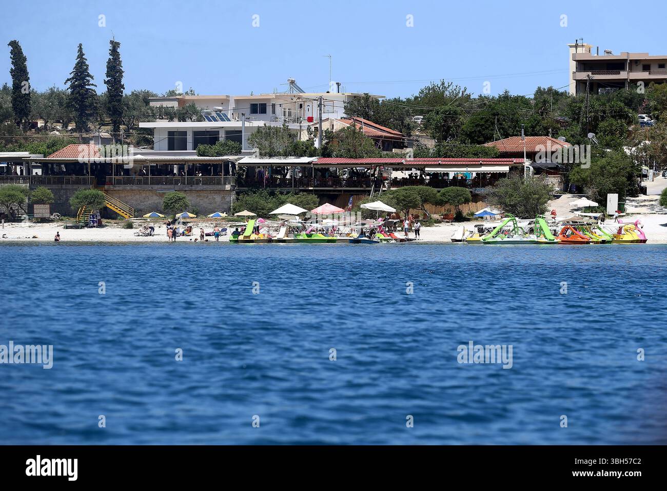 07.06.2025 , xsvx, Reise Urlaub, Griechenland Kreta emwir, v.l. Lake Kournas. Der Kournas-See griechisch ÎÎÎ¼Î½Î ÎºÎÏÖÏÎ½Î ist der einzige natürliche Süßwassersee auf Kreta. Er liegt in einem Tal umgeben von Bergen und üppigem Grün, etwa 4 km von Georgioupolis entfernt, in der Region Chania. Voir Kournas Kournas *** 07 06 2025 , xsvx, vacances de voyage, Grèce Crète emwir, v l Lac Kournas Lac Kournas grec Î ÎÎ¼Î½Î- ÎºÎÏÖÏÎ½Î est le seul lac naturel d'eau douce en Crète il est situé dans une vallée entourée de montagnes et de verdure luxuriante, à environ 4 km de Georgioupolis, dans le lac de la Canée Banque D'Images