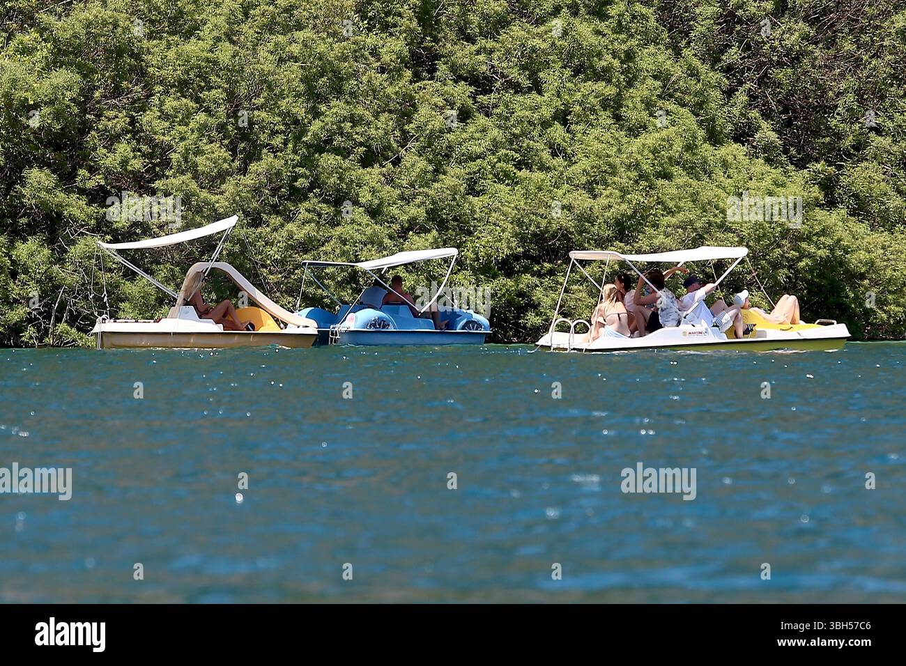 07.06.2025 , xsvx, Reise Urlaub, Griechenland Kreta emwir, v.l. Lake Kournas. Der Kournas-See griechisch ÎÎÎ¼Î½Î ÎºÎÏÖÏÎ½Î ist der einzige natürliche Süßwassersee auf Kreta. Er liegt in einem Tal umgeben von Bergen und üppigem Grün, etwa 4 km von Georgioupolis entfernt, in der Region Chania. Voir Kournas Kournas *** 07 06 2025 , xsvx, vacances de voyage, Grèce Crète emwir, v l Lac Kournas Lac Kournas grec Î ÎÎ¼Î½Î- ÎºÎÏÖÏÎ½Î est le seul lac naturel d'eau douce en Crète il est situé dans une vallée entourée de montagnes et de verdure luxuriante, à environ 4 km de Georgioupolis, dans le lac de la Canée Banque D'Images