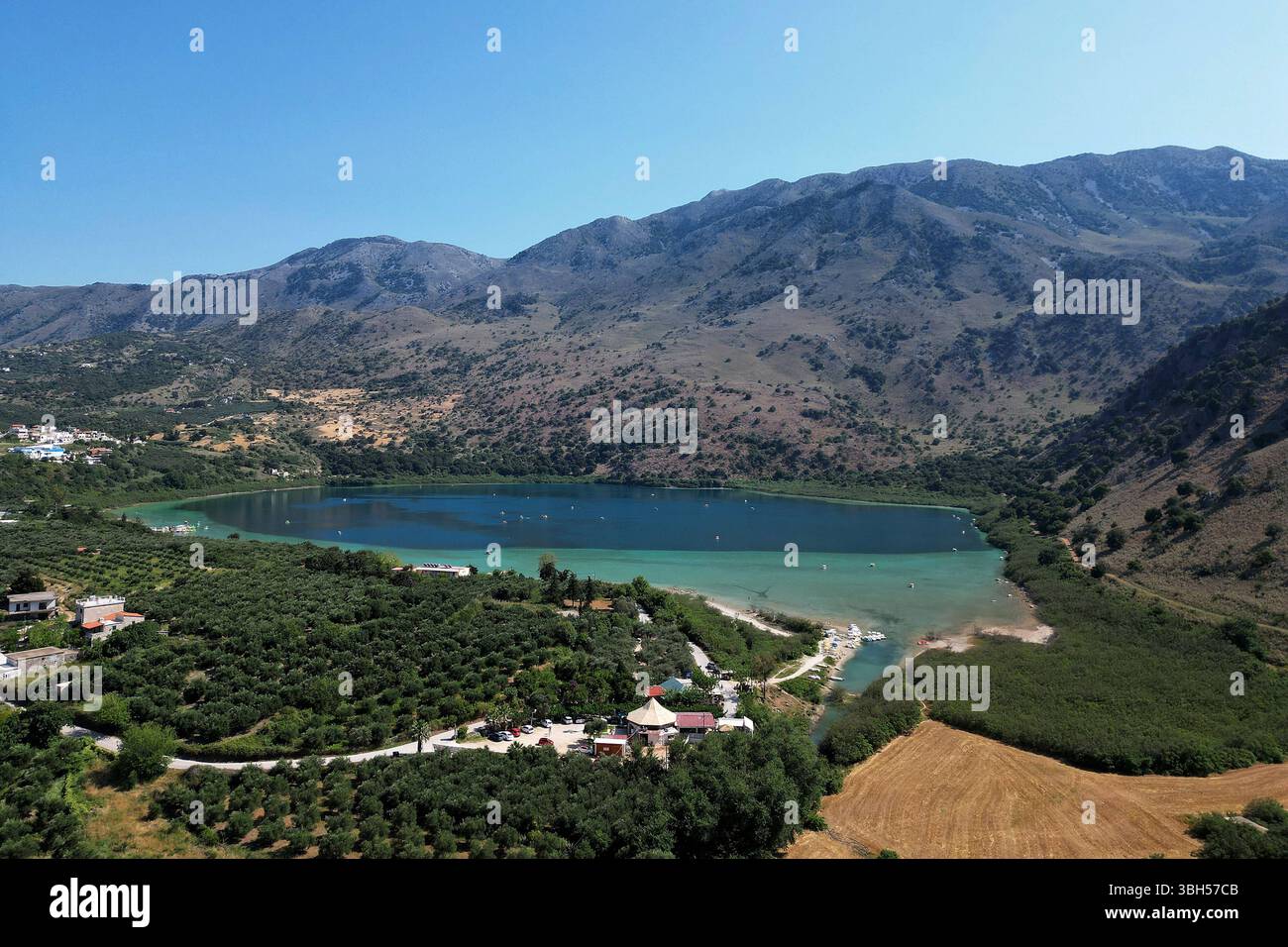 07.06.2025 , xsvx, Reise Urlaub, Griechenland Kreta emwir, v.l. Lake Kournas. Der Kournas-See griechisch ÎÎÎ¼Î½Î ÎºÎÏÖÏÎ½Î ist der einzige natürliche Süßwassersee auf Kreta. Er liegt in einem Tal umgeben von Bergen und üppigem Grün, etwa 4 km von Georgioupolis entfernt, in der Region Chania. Voir Kournas Kournas *** 07 06 2025 , xsvx, vacances de voyage, Grèce Crète emwir, v l Lac Kournas Lac Kournas grec Î ÎÎ¼Î½Î- ÎºÎÏÖÏÎ½Î est le seul lac naturel d'eau douce en Crète il est situé dans une vallée entourée de montagnes et de verdure luxuriante, à environ 4 km de Georgioupolis, dans le lac de la Canée Banque D'Images