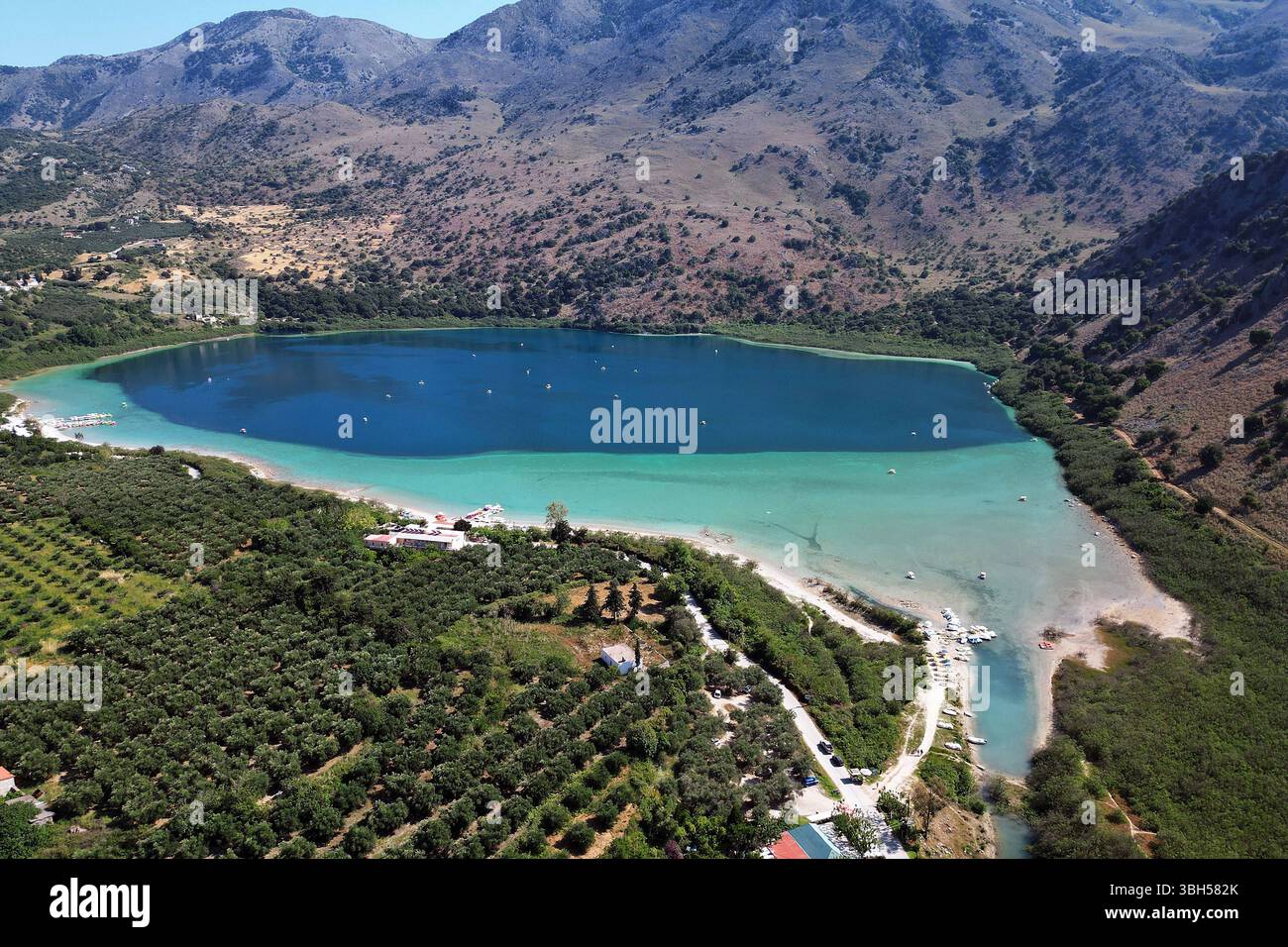 07.06.2025 , xsvx, Reise Urlaub, Griechenland Kreta emwir, v.l. Lake Kournas. Der Kournas-See griechisch ÎÎÎ¼Î½Î ÎºÎÏÖÏÎ½Î ist der einzige natürliche Süßwassersee auf Kreta. Er liegt in einem Tal umgeben von Bergen und üppigem Grün, etwa 4 km von Georgioupolis entfernt, in der Region Chania. Voir Kournas Kournas *** 07 06 2025 , xsvx, vacances de voyage, Grèce Crète emwir, v l Lac Kournas Lac Kournas grec Î ÎÎ¼Î½Î- ÎºÎÏÖÏÎ½Î est le seul lac naturel d'eau douce en Crète il est situé dans une vallée entourée de montagnes et de verdure luxuriante, à environ 4 km de Georgioupolis, dans le lac de la Canée Banque D'Images