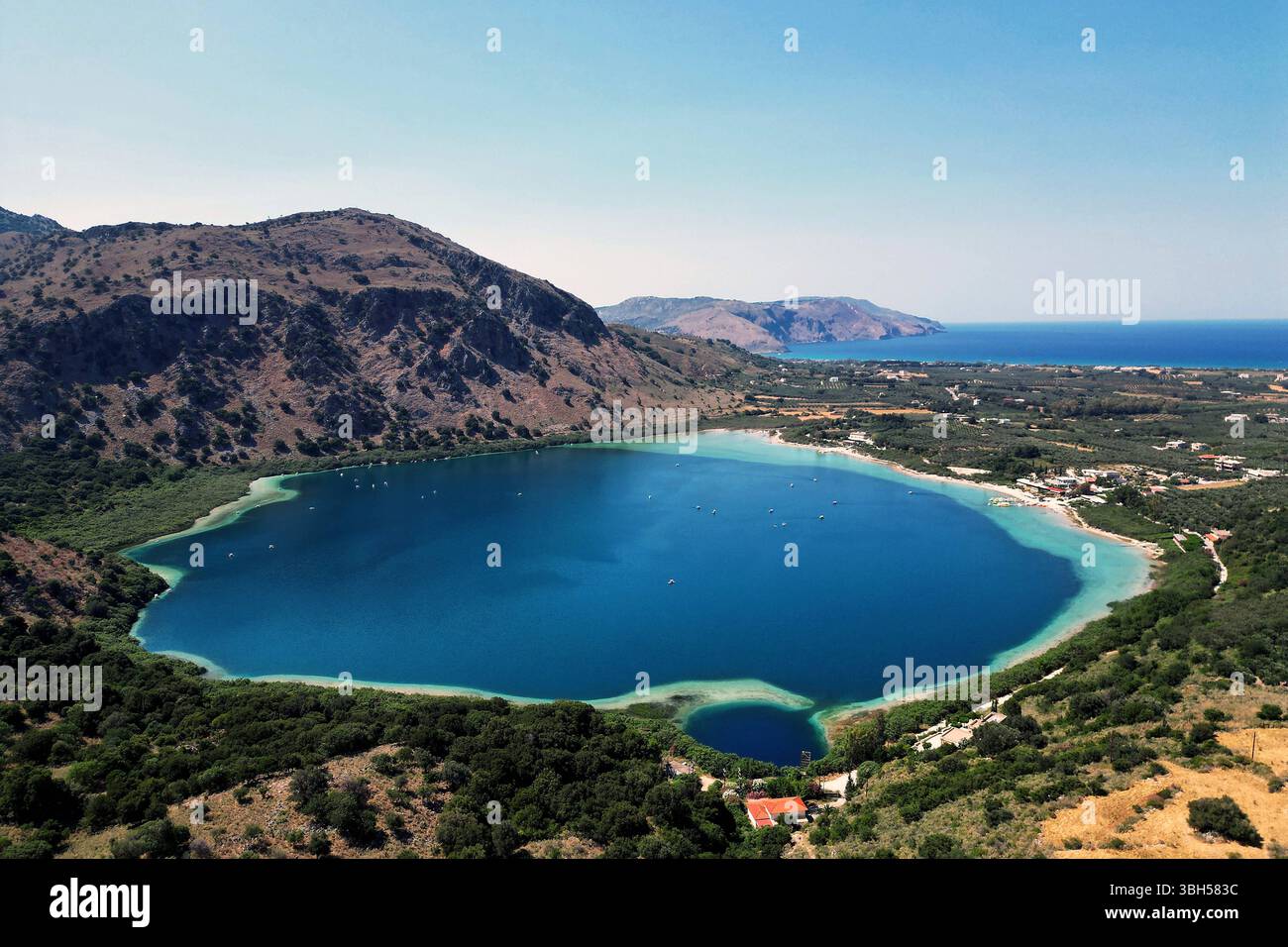 07.06.2025 , xsvx, Reise Urlaub, Griechenland Kreta emwir, v.l. Lake Kournas. Der Kournas-See griechisch ÎÎÎ¼Î½Î ÎºÎÏÖÏÎ½Î ist der einzige natürliche Süßwassersee auf Kreta. Er liegt in einem Tal umgeben von Bergen und üppigem Grün, etwa 4 km von Georgioupolis entfernt, in der Region Chania. Voir Kournas Kournas *** 07 06 2025 , xsvx, vacances de voyage, Grèce Crète emwir, v l Lac Kournas Lac Kournas grec Î ÎÎ¼Î½Î- ÎºÎÏÖÏÎ½Î est le seul lac naturel d'eau douce en Crète il est situé dans une vallée entourée de montagnes et de verdure luxuriante, à environ 4 km de Georgioupolis, dans le lac de la Canée Banque D'Images