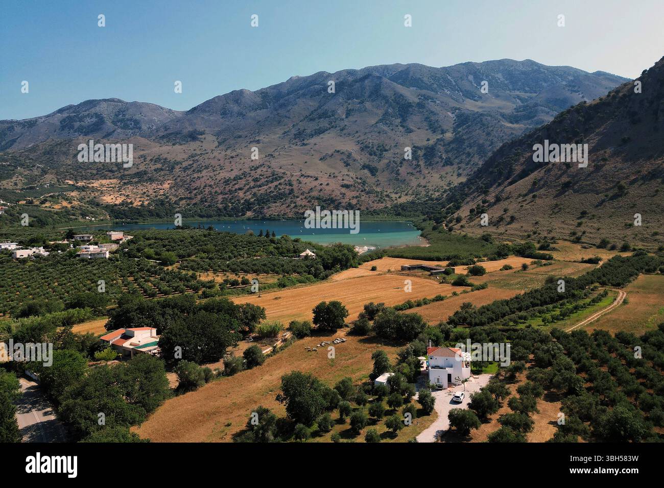 07.06.2025 , xsvx, Reise Urlaub, Griechenland Kreta emwir, v.l. Lake Kournas. Der Kournas-See griechisch ÎÎÎ¼Î½Î ÎºÎÏÖÏÎ½Î ist der einzige natürliche Süßwassersee auf Kreta. Er liegt in einem Tal umgeben von Bergen und üppigem Grün, etwa 4 km von Georgioupolis entfernt, in der Region Chania. Voir Kournas Kournas *** 07 06 2025 , xsvx, vacances de voyage, Grèce Crète emwir, v l Lac Kournas Lac Kournas grec Î ÎÎ¼Î½Î- ÎºÎÏÖÏÎ½Î est le seul lac naturel d'eau douce en Crète il est situé dans une vallée entourée de montagnes et de verdure luxuriante, à environ 4 km de Georgioupolis, dans le lac de la Canée Banque D'Images