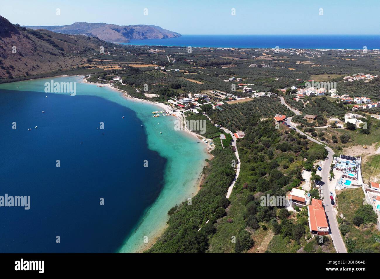 07.06.2025 , xsvx, Reise Urlaub, Griechenland Kreta emwir, v.l. Lake Kournas. Der Kournas-See griechisch ÎÎÎ¼Î½Î ÎºÎÏÖÏÎ½Î ist der einzige natürliche Süßwassersee auf Kreta. Er liegt in einem Tal umgeben von Bergen und üppigem Grün, etwa 4 km von Georgioupolis entfernt, in der Region Chania. Voir Kournas Kournas *** 07 06 2025 , xsvx, vacances de voyage, Grèce Crète emwir, v l Lac Kournas Lac Kournas grec Î ÎÎ¼Î½Î- ÎºÎÏÖÏÎ½Î est le seul lac naturel d'eau douce en Crète il est situé dans une vallée entourée de montagnes et de verdure luxuriante, à environ 4 km de Georgioupolis, dans le lac de la Canée Banque D'Images