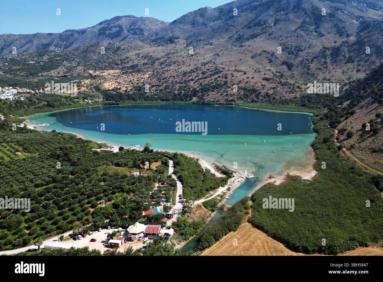 07.06.2025 , xsvx, Reise Urlaub, Griechenland Kreta emwir, v.l. Lake Kournas. Der Kournas-See griechisch ÎÎÎ¼Î½Î ÎºÎÏÖÏÎ½Î ist der einzige natürliche Süßwassersee auf Kreta. Er liegt in einem Tal umgeben von Bergen und üppigem Grün, etwa 4 km von Georgioupolis entfernt, in der Region Chania. Voir Kournas Kournas *** 07 06 2025 , xsvx, vacances de voyage, Grèce Crète emwir, v l Lac Kournas Lac Kournas grec Î ÎÎ¼Î½Î- ÎºÎÏÖÏÎ½Î est le seul lac naturel d'eau douce en Crète il est situé dans une vallée entourée de montagnes et de verdure luxuriante, à environ 4 km de Georgioupolis, dans le lac de la Canée Banque D'Images