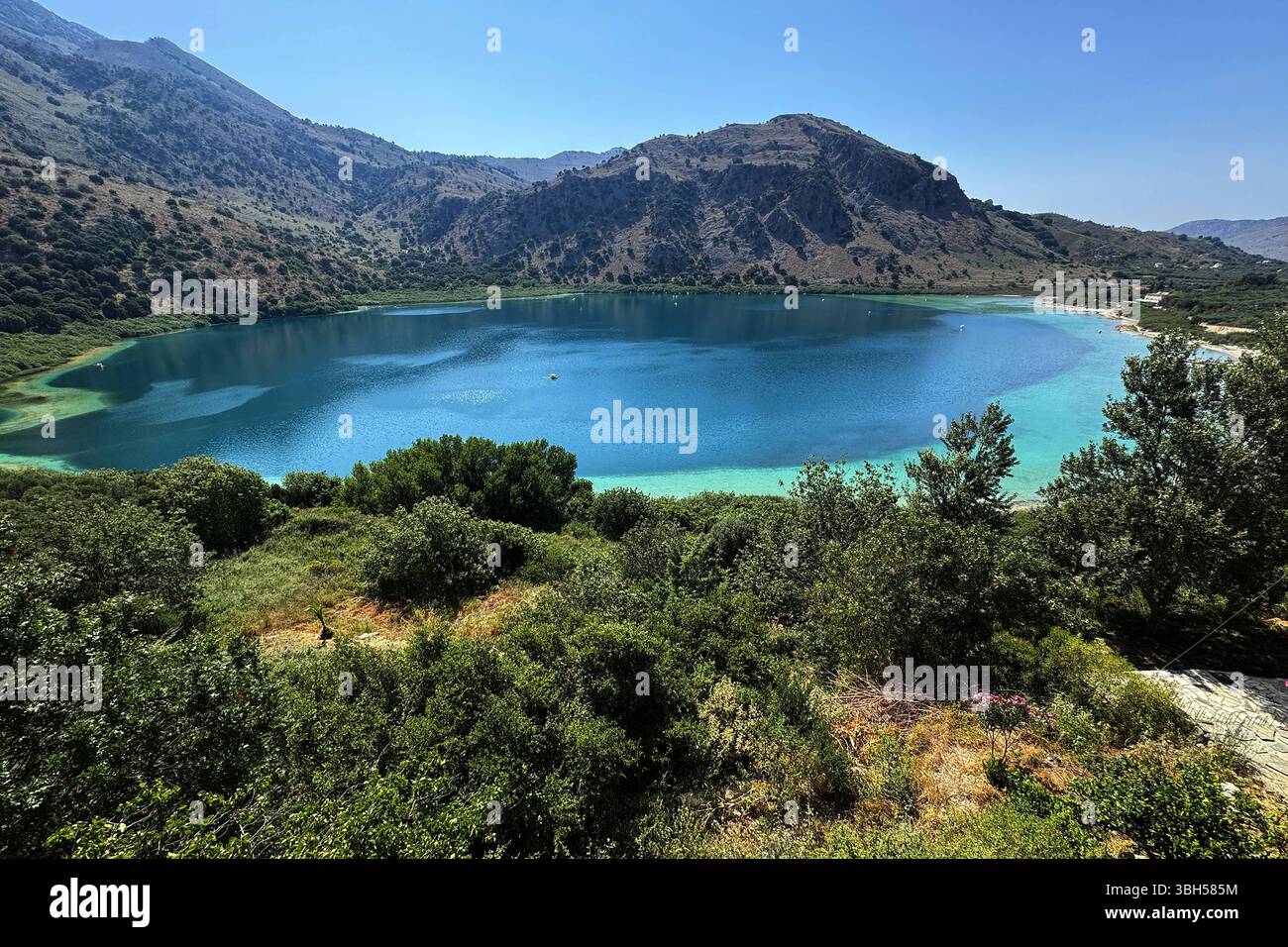 07.06.2025 , xsvx, Reise Urlaub, Griechenland Kreta emwir, v.l. Lake Kournas. Der Kournas-See griechisch ÎÎÎ¼Î½Î ÎºÎÏÖÏÎ½Î ist der einzige natürliche Süßwassersee auf Kreta. Er liegt in einem Tal umgeben von Bergen und üppigem Grün, etwa 4 km von Georgioupolis entfernt, in der Region Chania. Voir Kournas Kournas *** 07 06 2025 , xsvx, vacances de voyage, Grèce Crète emwir, v l Lac Kournas Lac Kournas grec Î ÎÎ¼Î½Î- ÎºÎÏÖÏÎ½Î est le seul lac naturel d'eau douce en Crète il est situé dans une vallée entourée de montagnes et de verdure luxuriante, à environ 4 km de Georgioupolis, dans le lac de la Canée Banque D'Images