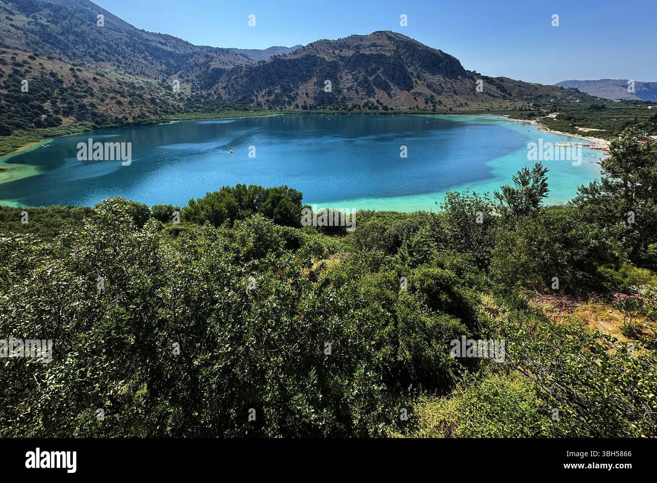 07.06.2025 , xsvx, Reise Urlaub, Griechenland Kreta emwir, v.l. Lake Kournas. Der Kournas-See griechisch ÎÎÎ¼Î½Î ÎºÎÏÖÏÎ½Î ist der einzige natürliche Süßwassersee auf Kreta. Er liegt in einem Tal umgeben von Bergen und üppigem Grün, etwa 4 km von Georgioupolis entfernt, in der Region Chania. Voir Kournas Kournas *** 07 06 2025 , xsvx, vacances de voyage, Grèce Crète emwir, v l Lac Kournas Lac Kournas grec Î ÎÎ¼Î½Î- ÎºÎÏÖÏÎ½Î est le seul lac naturel d'eau douce en Crète il est situé dans une vallée entourée de montagnes et de verdure luxuriante, à environ 4 km de Georgioupolis, dans le lac de la Canée Banque D'Images